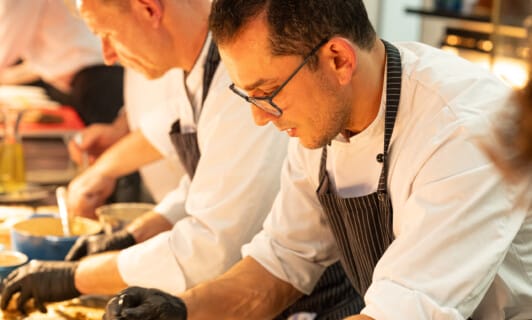 Küche und Service beim Flanierball im Schlosshotel Fleesensee