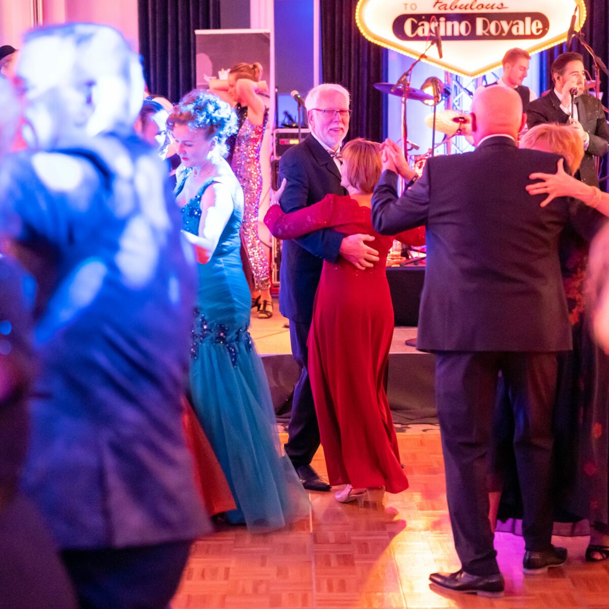 gefüllte Tanzfläche beim Flanierball 2024 im Schlosshotel Fleesensee
