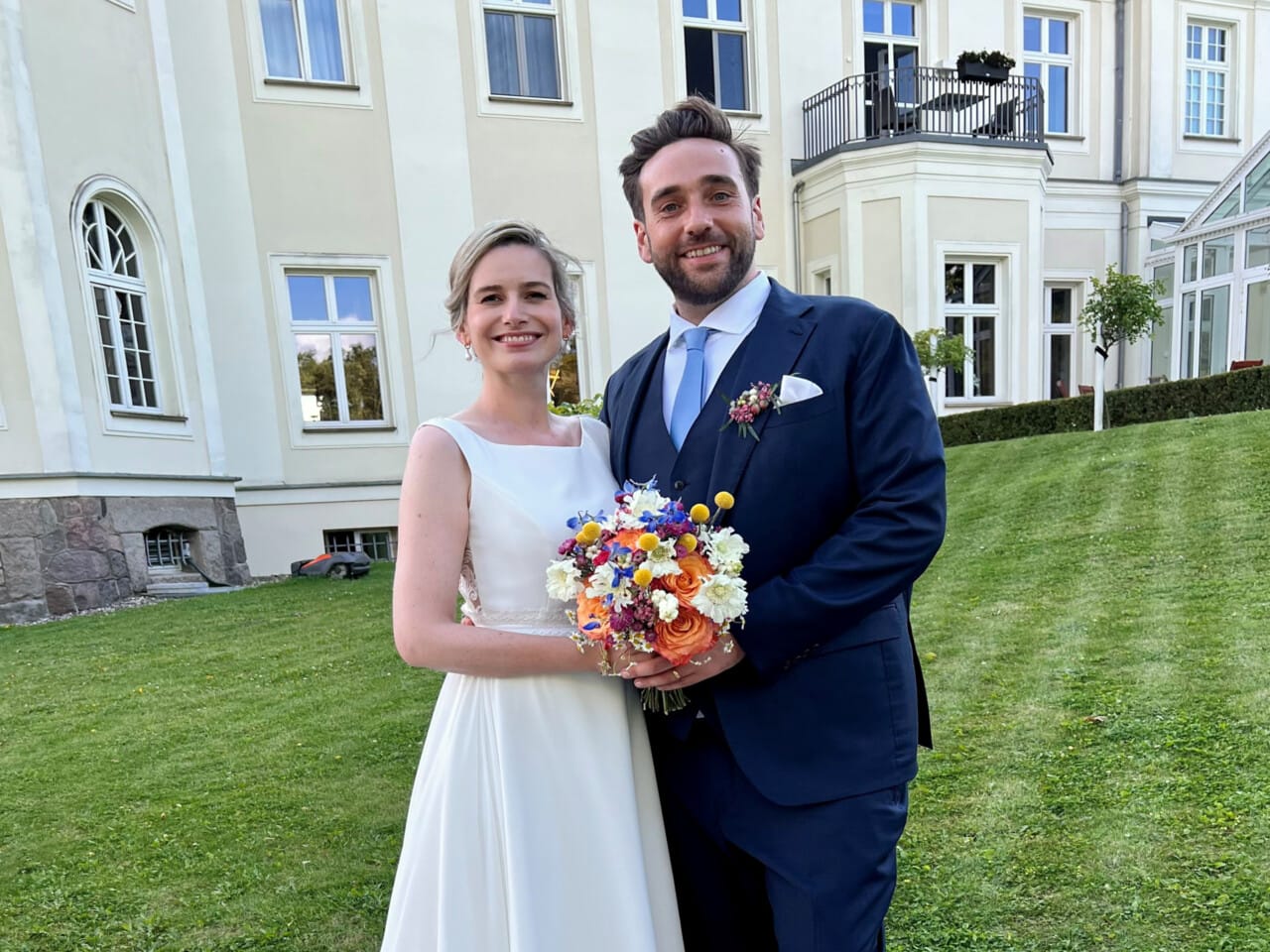 Brautpaar bei Schloss Hochzeit am Fleesensee