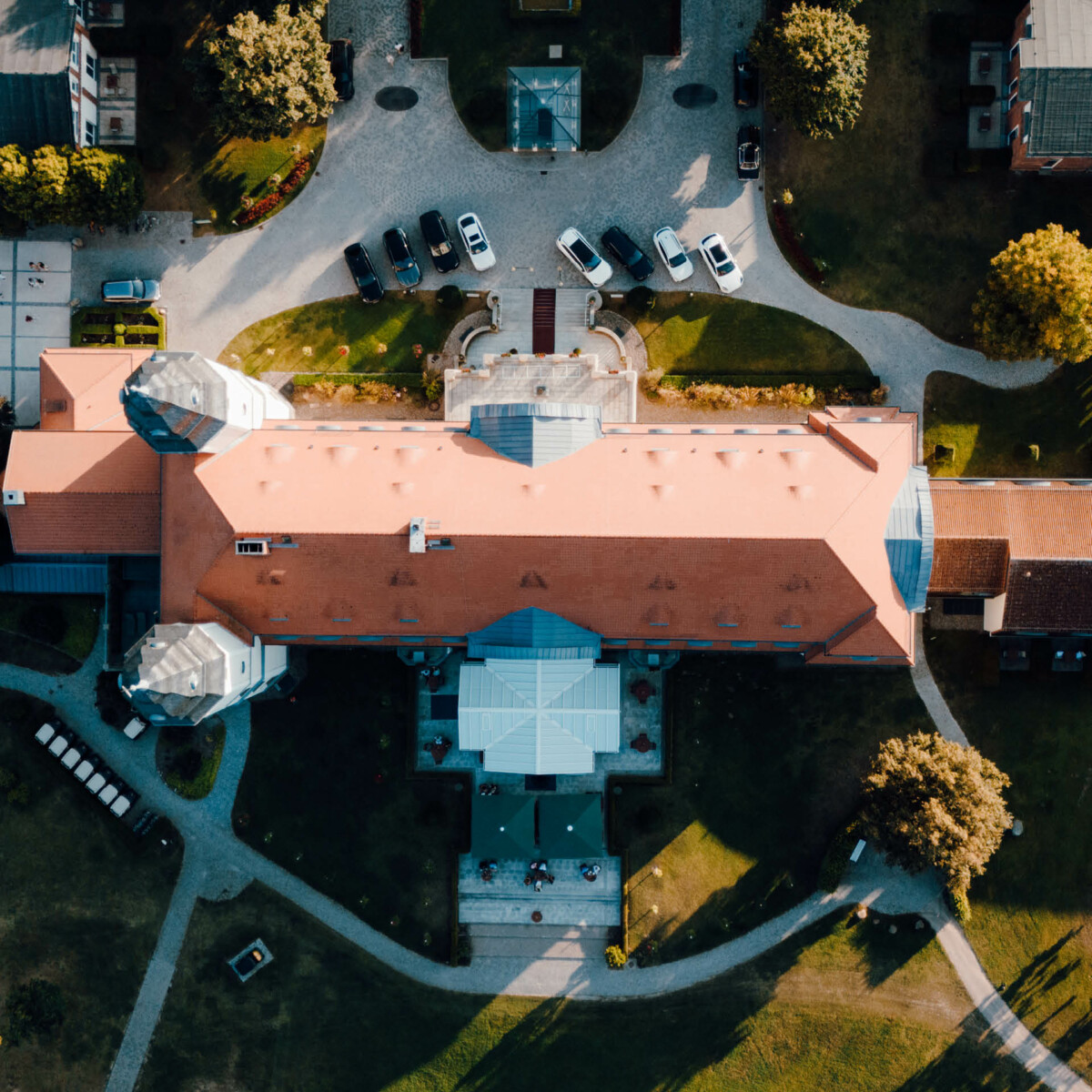 Schlosshotel Fleesensee von oben aus Vogelperspektive