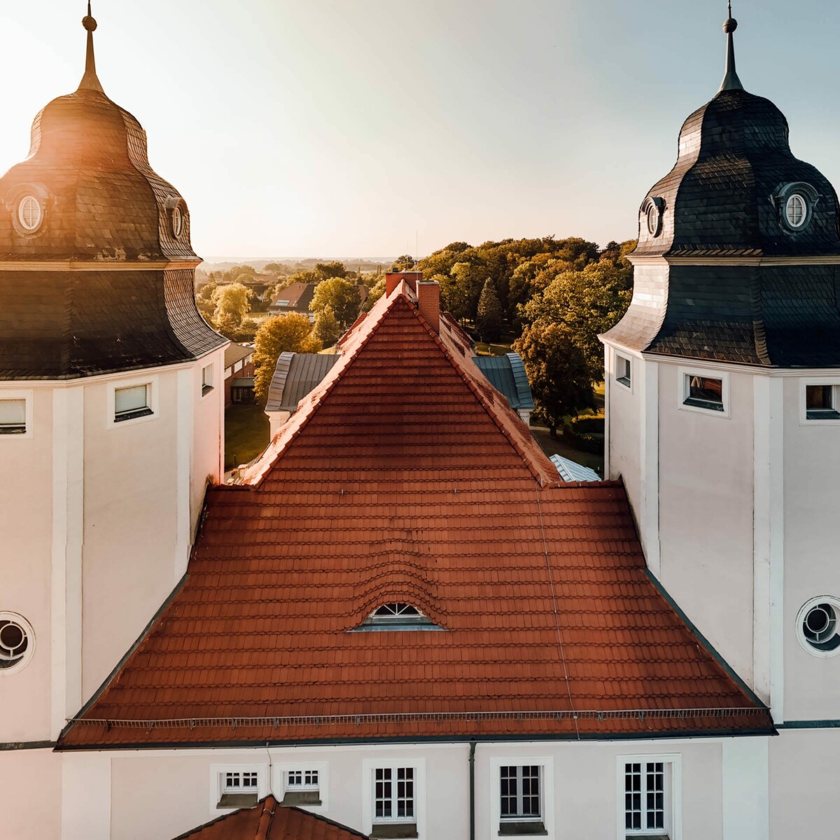 Schloss Fleesensee im herbstlichen Sonnenuntergangslicht