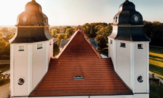 Schloss Fleesensee im herbstlichen Sonnenuntergangslicht