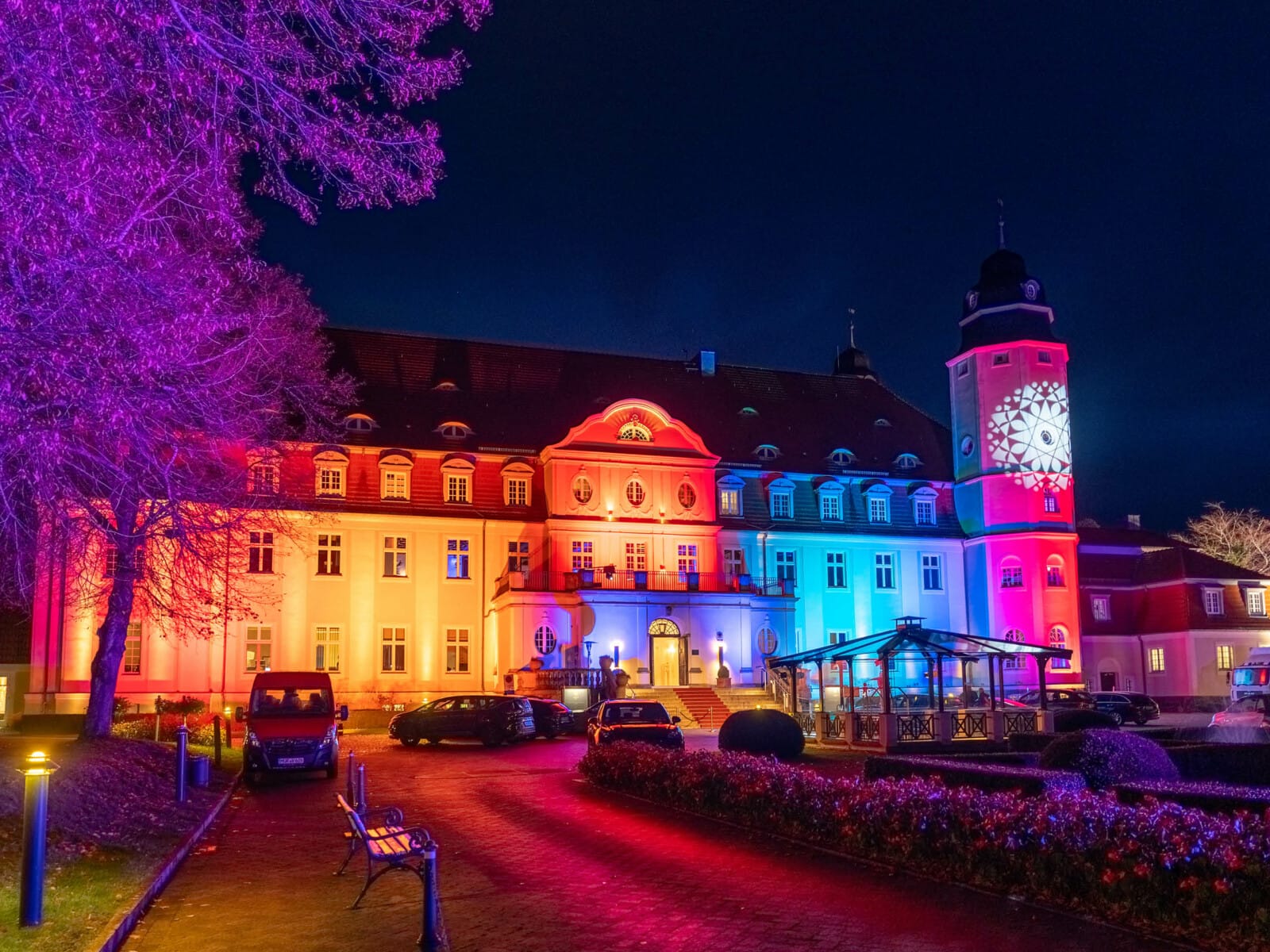 das Schlosshotel bunt angestrahlt beim Flanierball am Fleesensee