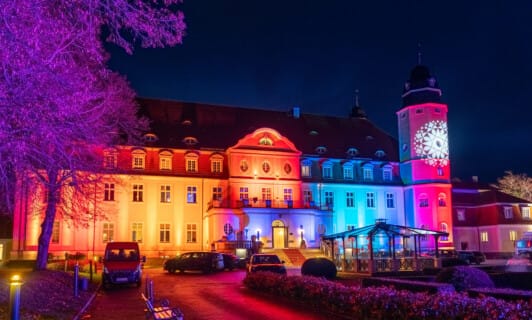 das Schlosshotel bunt angestrahlt beim Flanierball am Fleesensee