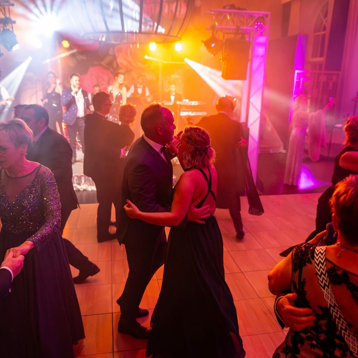 Paare auf der Tanzfläche beim SCHLOSS Flanierball am Fleesensee