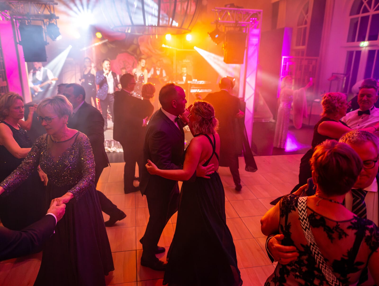 Paare auf der Tanzfläche beim SCHLOSS Flanierball am Fleesensee