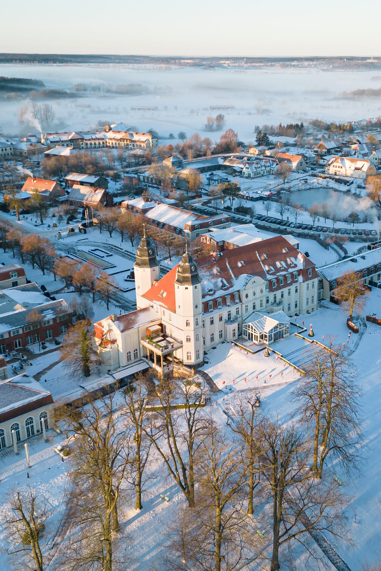 das verschneite Schlosshotel Fleesensee