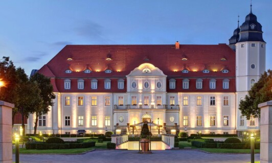 Beleuchtetes Schlosshotel Fleesensee in der Abend Dämmerung