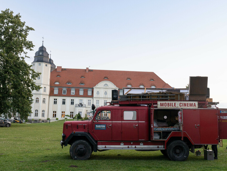 Wagen & Technik vom Wanderkino im Schlosspark Fleesensee
