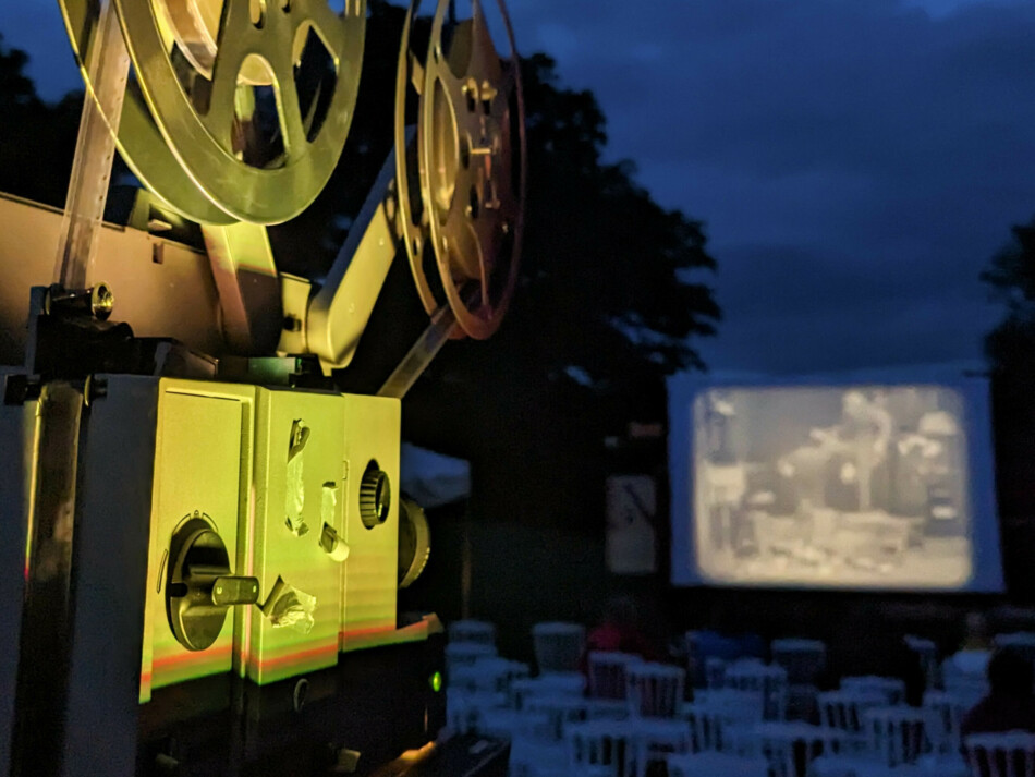 Open Air Wanderkino bei Nacht im Schlosspark Fleesensee